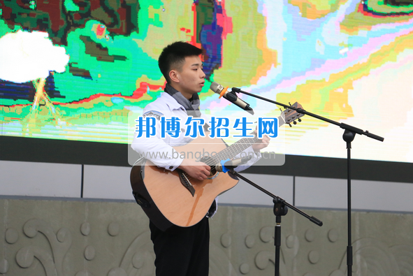 成都市洞子口職業(yè)高級中學(xué)舉行“成都，因我更美麗”主題開學(xué)典禮