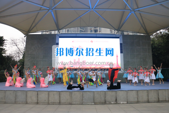成都市洞子口職業(yè)高級中學(xué)舉行“成都，因我更美麗”主題開學(xué)典禮