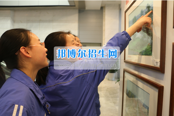 成都市洞子口職業(yè)高級中學(xué)舉行“成都，因我更美麗”主題開學(xué)典禮