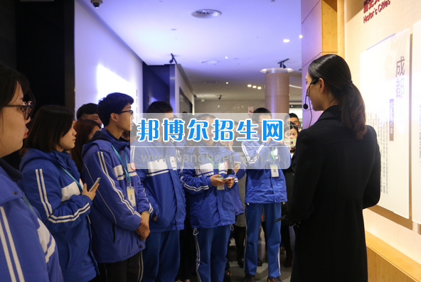 成都市洞子口職業(yè)高級中學(xué)舉行“成都，因我更美麗”主題開學(xué)典禮