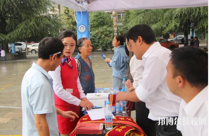 六枝特區(qū)職業(yè)技術(shù)學(xué)校2020年報(bào)名條件、招生要求、招生對(duì)象