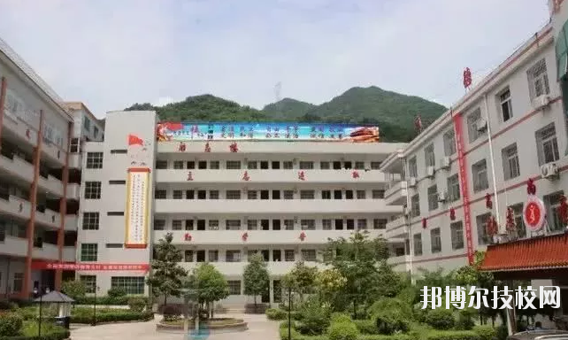 鎮(zhèn)巴縣職業(yè)教育中心2020年報(bào)名條件、招生要求、招生對象 