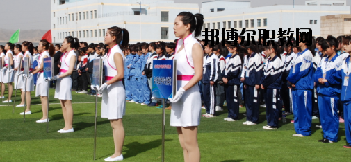 升學(xué)都是選拔性的考試，所以對同學(xué)們都有分?jǐn)?shù)要求是很正常的，而初中升學(xué)又分為高中和普通中職學(xué)校，而這兩個之間的錄取都是不一樣的，在分?jǐn)?shù)上面的要求區(qū)別比較大，那么，白銀工業(yè)學(xué)校招生錄取分?jǐn)?shù)線是多少呢?接下來就為同學(xué)們整理一下。  白銀工業(yè)學(xué)校錄取分?jǐn)?shù)線 白銀市普高錄取分?jǐn)?shù)線：460分  白銀工業(yè)學(xué)校拓展閱讀 學(xué)校擁有一支學(xué)歷層次高、專業(yè)水平強(qiáng)、敬業(yè)愛崗、專兼結(jié)合、充滿活力的高素質(zhì)教師隊(duì)伍，學(xué)?，F(xiàn)有專兼結(jié)合的教師近200人。其中，研究生學(xué)歷11人，本科學(xué)歷89人，學(xué)歷合格率達(dá)92%以上;有高級職稱25人，中級職稱76人;基礎(chǔ)課教師48人，專業(yè)課教師67人，實(shí)習(xí)指導(dǎo)教師33人，雙師型教師占16人。教師的學(xué)歷、職稱結(jié)構(gòu)合理，完全能滿足學(xué)校的教學(xué)、實(shí)習(xí)實(shí)訓(xùn)需要。  學(xué)校擁有十一個專業(yè)實(shí)訓(xùn)室。即電子電工實(shí)訓(xùn)室、建筑材料實(shí)訓(xùn)室、機(jī)電一體化實(shí)訓(xùn)室、電焊實(shí)訓(xùn)室、電器維修實(shí)訓(xùn)室、電鋼琴實(shí)驗(yàn)實(shí)訓(xùn)室、金工實(shí)訓(xùn)室、模具數(shù)控實(shí)訓(xùn)室、CID制圖室、中高級電工考核室、銑工實(shí)訓(xùn)室。擁有四大實(shí)驗(yàn)室，即化工實(shí)驗(yàn)室、物理實(shí)驗(yàn)室、財(cái)會模擬實(shí)驗(yàn)室、語音實(shí)驗(yàn)室。擁有六個微機(jī)室，多媒體教室、電教室等現(xiàn)代化教學(xué)設(shè)施。并建成校園網(wǎng)及遠(yuǎn)程教育網(wǎng)。學(xué)校將于5月份開工興建的實(shí)訓(xùn)樓建成后，將進(jìn)一步改善實(shí)訓(xùn)條件。學(xué)校分南北兩個校區(qū)，占地面積500余畝，校舍建筑面積66000平方米。  上文，就是小編為同學(xué)們整理的關(guān)于白銀工業(yè)學(xué)校所在地的普高錄取分?jǐn)?shù)線，同學(xué)們可以通過這個分?jǐn)?shù)線來分析自己現(xiàn)在的一個成績，能夠上高中的話及盡量的上高中。
