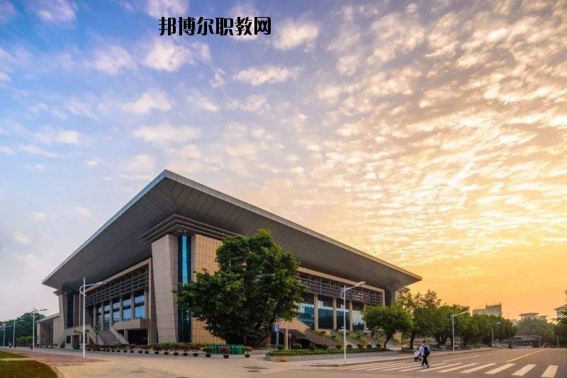 咸寧生物機(jī)電工程學(xué)校2020年報(bào)名條件、招生要求、招生對(duì)象