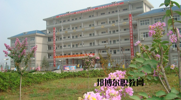 鄂州經(jīng)貿(mào)學(xué)校2020年報(bào)名條件、招生要求、招生對(duì)象