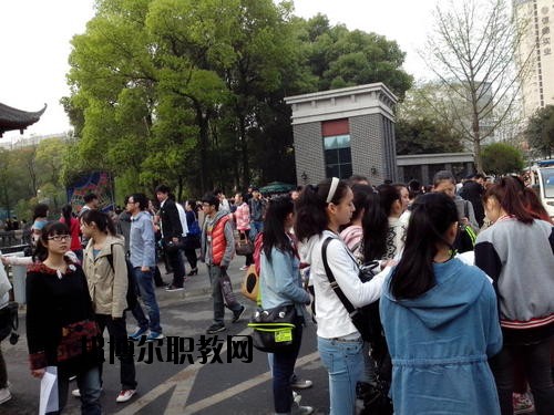 成都國演藝術(shù)學(xué)校2020年報名條件、招生要求、招生對象