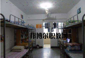 不同的同學(xué)對學(xué)校的宿舍期待是不一樣的。有的同學(xué)希望宿舍有空調(diào)，有的同學(xué)認(rèn)為這并不重要。有的同學(xué)希望寢室有書桌等供自己學(xué)習(xí)的條件，而有的同學(xué)則認(rèn)為寢室只是用來休息的。一千個人的眼中有一千個哈姆雷特，在對一件事情進(jìn)行考評的時候，同學(xué)們可以結(jié)合自己的實際需要來看，而非人云亦云。  定南中等專業(yè)學(xué)校宿舍條件 學(xué)校宿舍算是比較不錯的了，生活設(shè)施齊全，可以滿足同學(xué)們的大部分需求，配有衛(wèi)生間、空調(diào)、熱水等設(shè)施，通風(fēng)、采光條件也較好。  定南中等專業(yè)學(xué)校辦學(xué)條件 定南中等專業(yè)學(xué)校地處贛粵門戶——定南，建辦于1958年，占地面積135畝，校舍建筑面積2.5萬平方米，辦學(xué)規(guī)?？扇菁{近2000人使用。學(xué)校師資力量雄厚，擁有高級職稱以上教師若干人。  定南中等專業(yè)學(xué)校概況 定南中專是我縣唯一一所培養(yǎng)技能型人才的中等專業(yè)學(xué)校，現(xiàn)開設(shè)了學(xué)前教育、電子技術(shù)應(yīng)用、模具制造技術(shù)、汽車運(yùn)用與維修、“三校生”高考、旅游服務(wù)與管理等六大特色專業(yè)。學(xué)校各專業(yè)設(shè)備先進(jìn)，現(xiàn)有現(xiàn)代化汽車二級維護(hù)、幼兒情境模擬、電子電拖、模具制造、程序控制等29間實訓(xùn)教室，擁有紙質(zhì)藏書近10萬冊，電子藏書超過20萬冊，所有教室裝備了錄播一體、信息化教學(xué)設(shè)備，實現(xiàn)了校園智慧化管理。  小編總結(jié) 看過學(xué)校的宿舍條件以后，不知道大家覺得定南中等專業(yè)學(xué)校的宿舍是否滿足了自己的預(yù)期呢?我們可以了解到，這所學(xué)校的宿舍算是比較不錯的了，生活設(shè)施齊全，可以滿足同學(xué)們的大部分需求，配有衛(wèi)生間、空調(diào)、熱水等設(shè)施，通風(fēng)、采光條件也較好。