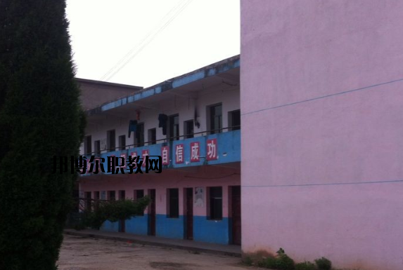 不同的同學(xué)對(duì)于學(xué)校宿舍的要求也是不一樣的。有的同學(xué)認(rèn)為學(xué)校宿舍休息的條件就可以了，而有的同學(xué)則希望學(xué)校宿舍還有可以學(xué)習(xí)的條件，這樣自己以后如果有沒有完成的學(xué)習(xí)任務(wù)還可以在宿舍繼續(xù)完成。當(dāng)學(xué)校的宿舍條件滿足同學(xué)們的預(yù)期的時(shí)候，這所學(xué)校被選擇的幾率也會(huì)大大提高。  上饒中等職業(yè)學(xué)校宿舍條件 學(xué)校宿舍寬敞明亮，配有衛(wèi)生間、空調(diào)、書桌、柜子、熱水等等設(shè)施，條件較好。  上饒中等職業(yè)學(xué)校辦學(xué)條件 1、學(xué)校坐落在上饒市近郊皂頭鎮(zhèn)，擁有自建的獨(dú)立校園，校區(qū)占地面積60余畝，建筑面積24100平方米，環(huán)境幽雅，交通便利，各類設(shè)施齊全，公寓式宿舍并配有空調(diào)，是莘莘學(xué)子理想的求學(xué)深造之地。  2、教學(xué)儀器設(shè)備總值380多萬，圖書2萬余冊(cè)，現(xiàn)代教育教學(xué)設(shè)施完備，建有計(jì)算機(jī)房、語音室、形體房、電子實(shí)訓(xùn)室、多媒體教室、大禮堂、電子閱覽室、琴房和教育實(shí)習(xí)基地等各類教學(xué)場所。  3、現(xiàn)有全日制教學(xué)班級(jí)15多個(gè)，在校學(xué)生600多人。  上饒中等職業(yè)學(xué)校獲得成就 學(xué)校辦學(xué)十五年來，先后培養(yǎng)了八千多名合格的畢業(yè)生，從我校走出的畢業(yè)生一大批都已成為企業(yè)的技術(shù)骨干和管理人員，學(xué)校先后被省教育廳授予“江西省示范中等職業(yè)學(xué)校”“江西省中等職業(yè)學(xué)校先進(jìn)單位”上饒市政府授予“全市先進(jìn)學(xué)校”上饒市教育局授予“上饒市重點(diǎn)職業(yè)學(xué)校”等榮譽(yù)稱號(hào)。  小編總結(jié) 我們可以看到學(xué)校的宿舍寬敞明亮，配有衛(wèi)生間、空調(diào)、書桌、柜子、熱水等等設(shè)施，條件較好，無論同學(xué)們是在寢室學(xué)習(xí)還是休息都是很方便的。看過上饒中等職業(yè)學(xué)校的宿舍條件以后，小伙伴們覺得學(xué)校的宿舍怎么樣呢?
