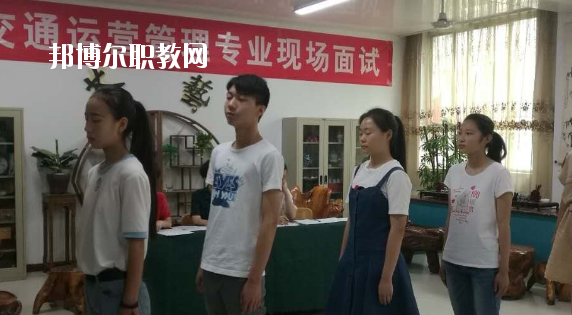 問：蘭州紅古區(qū)職教中心怎么樣、好不好?  答：紅古區(qū)職業(yè)教育中心是一所以培養(yǎng)實用技術(shù)人才為特點的公辦學(xué)校，地處蘭州市紅古區(qū)政府所在地海石灣。中心始終堅持以服務(wù)為宗旨，以就業(yè)為導(dǎo)向的辦學(xué)方針，面向市場開辦專業(yè)。學(xué)校擁有設(shè)施先進、配備精良的汽修、鉗工、電子、鋼琴、舞蹈、美術(shù)、計算機等實訓(xùn)室。近年來學(xué)校教育教學(xué)質(zhì)量穩(wěn)步提高,連續(xù)三年獲得蘭州市中職學(xué)校教育教學(xué)質(zhì)暈優(yōu)秀獎。  蘭州紅古區(qū)職教中心升學(xué) 我校分別與蘭州職業(yè)技術(shù)學(xué)院、白銀礦治職業(yè)技術(shù)學(xué)院、甘肅林業(yè)職業(yè)技術(shù)學(xué)院、平?jīng)雎殬I(yè)技術(shù)學(xué)院、甘肅畜牧工程職業(yè)技術(shù)學(xué)院簽訂了中高職一體化聯(lián)合辦學(xué)協(xié)議，學(xué)生在校學(xué)習(xí)兩年，參加高校轉(zhuǎn)段測試，成績合格升入聯(lián)辦高校學(xué)習(xí)三年，畢業(yè)后發(fā)放國家承認(統(tǒng)招)的畢業(yè)證書。  蘭州紅古區(qū)職教中心設(shè)施 設(shè)有計算機實訓(xùn)室3個，共計計算機百余臺，開通了校園網(wǎng)、電信光纖接入互聯(lián)網(wǎng)，并建成了獨立域名的校園網(wǎng)站。學(xué)習(xí)有普通機床車間、數(shù)控實訓(xùn)室、車工實訓(xùn)室、電子電工實訓(xùn)室、家電整機實訓(xùn)室、器材室，兩個面積130平方米的舞蹈實訓(xùn)室和兩個美術(shù)創(chuàng)作室。  蘭州紅古區(qū)職教中心拓展閱讀 為了使職業(yè)教育穩(wěn)步發(fā)展，學(xué)校實行了“校校合作”、“校企合作”、“工學(xué)結(jié)合”的辦學(xué)模式，在經(jīng)濟發(fā)達地區(qū)全力打造就業(yè)實習(xí)基地，安排畢業(yè)生在上海、南京、安徽、蘇州等地區(qū)就業(yè)。為了培養(yǎng)學(xué)生的就業(yè)能力，開展了學(xué)生以社會實踐為主，旨在增強學(xué)生提前了解企業(yè)生產(chǎn)、管理、工作強度等為內(nèi)容的“工學(xué)結(jié)合”活動，收到了良好的效果。“工學(xué)結(jié)合”實踐活動解決了困難家庭學(xué)生上學(xué)難的問題。  在學(xué)校的時光是很有限的，你要懂得珍惜。不僅僅在學(xué)業(yè)上有所提升，也要不斷的提升個人的魅力，社會是一個需要有能力有遠見人才的體系，如果你有目標和理想，也會更加的有學(xué)習(xí)的動力，對企業(yè)來說，有主見的人才更受人歡迎。