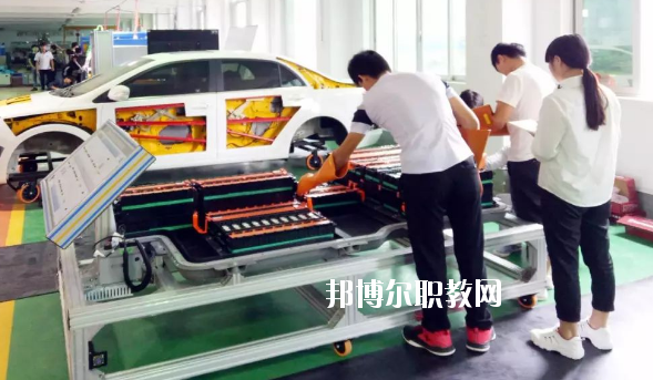 廣東2020年男生在汽修學(xué)校學(xué)什么好