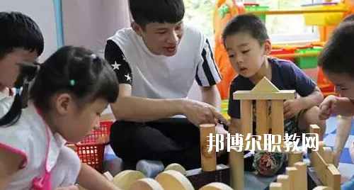 貴州2020年男生讀什么幼師學校