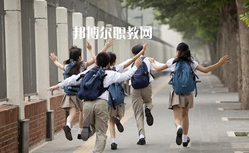 高職院校院校就是高等職業(yè)教育，是?？茖哟蔚膶W(xué)校，一般高職院校都是采取多種形式、多種機(jī)制、多種模式的原則辦學(xué)，實(shí)行學(xué)校推薦、自主擇業(yè)，對于想要報考幼師學(xué)校的同學(xué)來說，近來，就有許多家長在咨詢關(guān)于四川哪些高職院校有幼師學(xué)校?那小編就簡單給大家介紹一下。如果你有更多疑問，歡迎點(diǎn)擊右側(cè)的咨詢欄與我們交流。  古藺職業(yè)高級幼兒師范中學(xué)辦學(xué)規(guī)模 教學(xué)總值達(dá)一千多萬元?，F(xiàn)有75個教學(xué)班，3800多名在校生，170多名教職工。2009年11有集團(tuán)下屬四川金沙江職業(yè)學(xué)院與學(xué)校聯(lián)合辦學(xué)，在校就讀的職高生可轉(zhuǎn)讀，套讀大專。  學(xué)校是古藺縣職業(yè)教育中心，古藺縣農(nóng)民工轉(zhuǎn)移培訓(xùn)中心，市文明單位，市德育工作先進(jìn)集體，市校風(fēng)示范學(xué)校，省校務(wù)公開先進(jìn)集體，省勞務(wù)開發(fā)培訓(xùn)基地，省重點(diǎn)中等職業(yè)學(xué)校，國家“星火計劃”科技培訓(xùn)學(xué)校。  古藺職業(yè)高級幼兒師范中學(xué)育人環(huán)境 學(xué)校實(shí)行開放式教學(xué)、封閉式管理。學(xué)校管理部門齊全，規(guī)章制度完善，辦學(xué)理念先進(jìn)，學(xué)習(xí)風(fēng)氣濃厚，課余活動豐富。學(xué)校建設(shè)有校園網(wǎng)，學(xué)生可以隨時了解國內(nèi)外大事和查閱各種信息、資料。  古藺職業(yè)高級幼兒師范中學(xué)教學(xué)設(shè)施 學(xué)校建有三樓一底1200多平方米的綜合實(shí)訓(xùn)大樓。擁有多媒體教室、計算機(jī)實(shí)作室、多功能電子實(shí)作實(shí)驗(yàn)室、電子電器實(shí)訓(xùn)室、電子拖動實(shí)訓(xùn)室、電工操作室、制冷操作室、理化生實(shí)驗(yàn)室、機(jī)械加工實(shí)訓(xùn)室、數(shù)控車床實(shí)作室、鉗焊工實(shí)作室、服裝制作室、繪畫室、階梯教室、練功房等。每間教室裝有廣播、閉路電視。擁有微機(jī)400臺、鋼琴30多臺、電動縫紉機(jī)100多臺、實(shí)訓(xùn)電視機(jī)150臺、電冰箱60臺、機(jī)床多臺、彩電示教板、焊機(jī)、采煤工程相關(guān)設(shè)備等各類教學(xué)設(shè)備，總價值1000多萬元。圖書室藏書4萬冊，各類報刊180余種。同時，擁有各專業(yè)的校外生產(chǎn)實(shí)訓(xùn)基地。  古藺職業(yè)高級幼兒師范中學(xué)師資力量 學(xué)校有教職工170多人，本科學(xué)歷達(dá)90%以上。有高級教師39人，中學(xué)一級教師51人，“雙師型”教師30多人。他們不僅有扎實(shí)的理論功底，而且是技能訓(xùn)練的行家里手。教師有180多篇論文在國家、省、市級獲獎。學(xué)校每年選送多名教師參加國家級技能培訓(xùn)，造就了一大批一專多能專業(yè)教師。  上面關(guān)于四川哪些高職院校有幼師學(xué)校，小編給大家介紹了。學(xué)校校園環(huán)境優(yōu)美，設(shè)施齊全，很適合讀書和生活，大家可以參考參考。小編想說的是，幼師不僅僅是一份職業(yè)，更多的是肩負(fù)著愛與責(zé)任，所以大家在校期間一定得認(rèn)真學(xué)習(xí)，才能勝任這份職業(yè)。如有更多報考專業(yè)或者選擇學(xué)校的問題，歡迎咨詢邦博爾網(wǎng)。
