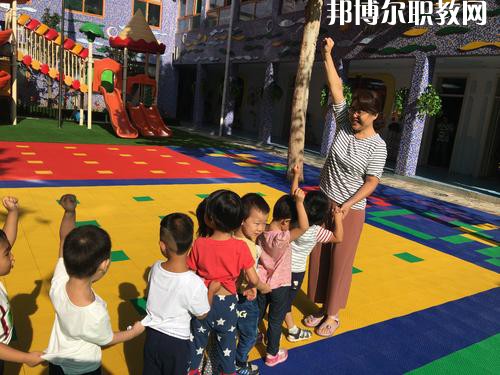 隨著我國人口基數(shù)的大幅上漲，我國幼兒園的數(shù)量呈現(xiàn)逐年遞增的趨勢(shì)，但符合現(xiàn)在教育標(biāo)準(zhǔn)的專業(yè)性幼兒教師卻少之又少，所以說幼兒教師行業(yè)是現(xiàn)目前非常有發(fā)展前途的行業(yè)之一。近日就有不少同學(xué)咨詢小編關(guān)于成都女生讀幼師學(xué)校學(xué)什么專業(yè)好?女生若是想學(xué)幼師類專業(yè)，可以選擇的專業(yè)方向是很多的，在這里就給大家介紹一下。  學(xué)前教育專業(yè)就業(yè)前景 在早期教育方面，0-3歲是人的一生中發(fā)展最重要的時(shí)期。一個(gè)人的學(xué)習(xí)能力的50%是在生命的頭4年中發(fā)展起來的，初生嬰兒的腦發(fā)育比15歲孩子快1000倍。很多思想和智力是在3歲前打下基礎(chǔ)的。0-3歲是嬰幼兒成長的關(guān)鍵期：最初的身體素質(zhì)、智力發(fā)展、個(gè)性品質(zhì)的形成于發(fā)展都是從這里開始的。越來越多的家長開始接受并重視早期教育，早期教育在我國經(jīng)過10余年的發(fā)展已經(jīng)形成相當(dāng)?shù)囊?guī)模，不僅是大城市，就算是三、四線城市也隨處可見大大小小的“親子園”“親子中心”“早教中心”等早教機(jī)構(gòu)，但專業(yè)的早期教育師資嚴(yán)重不足。  學(xué)前教育專業(yè)就業(yè)崗位 1、教師或兒童顧問;  2、兒童發(fā)展評(píng)估和指導(dǎo)人員、兒童教育和衛(wèi)生發(fā)展政策制定者、兒童教育咨詢專家——在有關(guān)政府機(jī)關(guān)、各大醫(yī)院的兒科門診工作;  3、兒童專欄節(jié)目采編人員——在報(bào)社、雜志社、電臺(tái)電視臺(tái)等媒體工作;  4、各類兒童用品開發(fā)的專業(yè)顧問或市場調(diào)查和分析專業(yè)人士等。  幼師專業(yè)介紹 培養(yǎng)目標(biāo)：本專業(yè)培養(yǎng)熱愛幼兒教育事業(yè)，能適應(yīng)幼兒教育改革與發(fā)展的需要，關(guān)愛幼兒，有良好的師德、寬厚的科學(xué)文化知識(shí)和扎實(shí)的學(xué)前教育專業(yè)理論，具有過硬的專業(yè)技能、教育能力及教育研究的意識(shí)和能力，綜合素質(zhì)高，能在托幼機(jī)構(gòu)從事0-6歲保教、管理工作的幼兒教師。  核心課程：舞蹈，視唱，琴法，樂理，聲樂，美術(shù)，鍵盤和聲與伴奏，幼兒歌曲伴奏，玩教具制作，教師口語，教師禮儀，幼兒游戲與主持，幼兒教育學(xué)，兒童文學(xué)，幼兒衛(wèi)生與保健，幼兒心里學(xué)，幼師英語，珠心算等。  女生讀學(xué)前教育怎么樣 學(xué)前教育前景不錯(cuò)，對(duì)女孩來說尤其是不錯(cuò)的選擇。特別是有品牌的幼兒園，十分吃香。  隨著我國幼教事業(yè)的迅速發(fā)展，對(duì)于幼兒教師和管理人員的需求驟增，幼師專業(yè)的畢業(yè)生供不應(yīng)求。盡管今年來全國各地一些院校增建了學(xué)前教育專業(yè)來培養(yǎng)幼兒教師，仍然不能滿足整個(gè)社會(huì)的需求。  國家中長期教育改革和發(fā)展規(guī)劃綱要(2010-2020年)中指出，到2020年，普及學(xué)前一年教育，基本普及學(xué)前兩年教育，重視0至3歲嬰幼兒教育。大力發(fā)展公辦幼兒園，積極扶持民辦幼兒園。嚴(yán)格執(zhí)行幼兒教師資格標(biāo)準(zhǔn)，依法落實(shí)幼兒教師地位和待遇。  上面關(guān)于成都女生讀幼師學(xué)校學(xué)什么專業(yè)好，小編給大家介紹了。幼教專業(yè)現(xiàn)在已經(jīng)成為了當(dāng)代女生選擇的熱門的教育行業(yè)之一。因?yàn)橛讕熓呛⒆映砷L關(guān)鍵的存在，越來越多的孩子需要受到教育，幼兒教師在今后的道路是很寬廣的。對(duì)于女生來說，幼師專業(yè)還是不錯(cuò)的，因?yàn)閷韽氖鹿ぷ魃蠒?huì)有許多優(yōu)勢(shì)，比較好就業(yè)。
