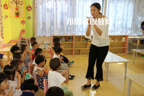 成都2021年幼師學(xué)校好還是職高好