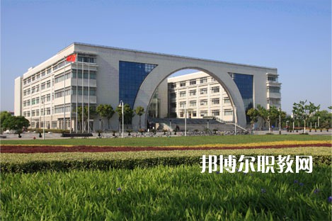 四川2021年中專學(xué)校和中專有什么區(qū)別