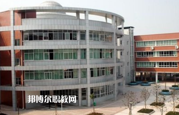 重慶2021年中專學(xué)校學(xué)費(fèi)多少錢