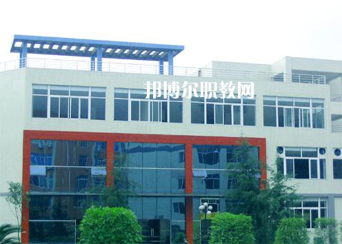 四川2021年上中專學校一年要多少錢