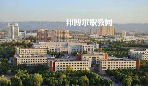 新疆石河子衛(wèi)生學(xué)校2021年有哪些專業(yè)?我們知道同學(xué)們?cè)谶x擇專業(yè)的時(shí)候?qū)嶋H上專業(yè)比學(xué)校更重要，對(duì)于同學(xué)們來(lái)說(shuō)在選擇專業(yè)的時(shí)候是需要慎重的。  新疆石河子衛(wèi)生學(xué)校專業(yè)設(shè)置 學(xué)校設(shè)有：護(hù)理學(xué)、藥劑學(xué)、檢驗(yàn)學(xué)三大專業(yè)。其中護(hù)理學(xué)：有中專和大專兩種，大專為石河子大學(xué)在該校委培專業(yè)，頒發(fā)石河子大學(xué)的畢業(yè)證書(shū)。  新疆石河子衛(wèi)生學(xué)校學(xué)校優(yōu)勢(shì) 學(xué)校地址位于石河子市中心位置，旁邊為石河子市人民醫(yī)院(農(nóng)八師石河子市人民醫(yī)院)也是石河子的120急救中心。步行至石河子市游憩廣場(chǎng)只需要10分鐘，學(xué)校地理位置屬于石河子市市中心。交通發(fā)達(dá)。  學(xué)習(xí)優(yōu)勢(shì)：每門課程都有專業(yè)的老師帶教，在每個(gè)假期，都將組織學(xué)生參與臨床見(jiàn)習(xí)，增加學(xué)生的臨床經(jīng)驗(yàn)。  其他優(yōu)勢(shì)：每一位在校生，都可以申請(qǐng)國(guó)家貧困助學(xué)金，國(guó)家撥款，每人每年1500元，均發(fā)至學(xué)生手上，解決了學(xué)生的基本溫飽問(wèn)題，為貧困學(xué)生創(chuàng)造了學(xué)習(xí)條件。  另：南疆三地州學(xué)生、農(nóng)村籍學(xué)生、貧困生(非城市、城鎮(zhèn)戶口)可以申請(qǐng)減免學(xué)費(fèi)，每人每年減免2000元，即只需繳納400元，即可上學(xué)，完成貧困學(xué)生學(xué)習(xí)的心愿。學(xué)生可以使用半價(jià)火車票往返，每年4次。  新疆石河子衛(wèi)生學(xué)校學(xué)校榮譽(yù) 學(xué)校以治校嚴(yán)謹(jǐn)，講求質(zhì)量，辦學(xué)成績(jī)斐然而著稱。多年來(lái)被石河子市評(píng)為“精神文明先進(jìn)單位”、“民族團(tuán)結(jié)先進(jìn)單位”、“衛(wèi)生綠化先進(jìn)單位”、“綜合治理先進(jìn)單位”、“招生先進(jìn)集體”，“德育教育先進(jìn)學(xué)校”。 2000年通過(guò)兵團(tuán)《中等醫(yī)學(xué)主要專業(yè)設(shè)置》評(píng)估;2003年通過(guò)兵團(tuán)《中等職業(yè)學(xué)校合格評(píng)估》;2002年被國(guó)家教育部首批確定為“全國(guó)護(hù)理專業(yè)示范點(diǎn)學(xué)校”;2003年教育部評(píng)估為“全國(guó)重點(diǎn)中等職業(yè)學(xué)校”;2004年教育部確定為全國(guó)“護(hù)理專業(yè)領(lǐng)域技能型人才培養(yǎng)培訓(xùn)基地”，同時(shí)，被國(guó)家教育部列為“全國(guó)衛(wèi)生職業(yè)教學(xué)模式研究課題組學(xué)校”、“面向二十一世紀(jì)全國(guó)衛(wèi)生職業(yè)學(xué)校系列教改教材編輯委員會(huì)”學(xué)校. 2005年4月，參加“全國(guó)護(hù)理教學(xué)改革成果展示賽”榮獲團(tuán)體“二等獎(jiǎng)”和“組織獎(jiǎng)”。2005年12月被教育教育部評(píng)為“全國(guó)護(hù)理教學(xué)改革先進(jìn)學(xué)校”。  小編為同學(xué)們整理好了學(xué)校的招生專業(yè)，同學(xué)們可以仔細(xì)的看看，對(duì)于同學(xué)們自己來(lái)說(shuō)選擇一個(gè)適合自己的專業(yè)是非常重要的事情的哦，這樣才能保證后期的就業(yè)的哦。