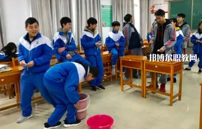 貴陽(yáng)市經(jīng)濟(jì)貿(mào)易中等專業(yè)學(xué)校2022年學(xué)費(fèi)、收費(fèi)多少