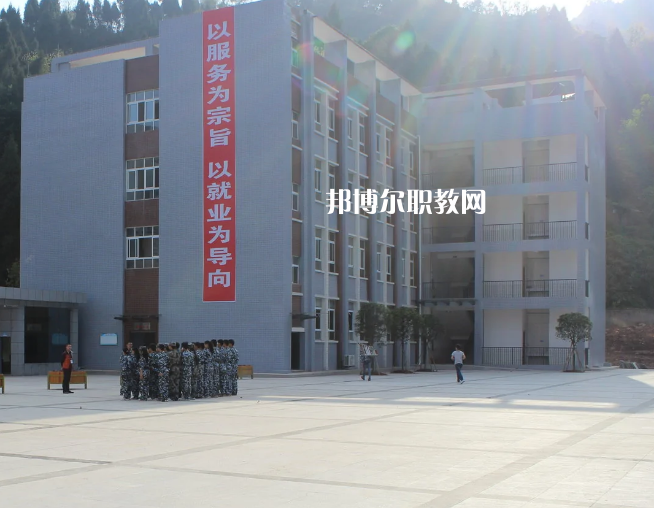 在填報(bào)學(xué)校之前應(yīng)該與學(xué)校的老師多多溝通，