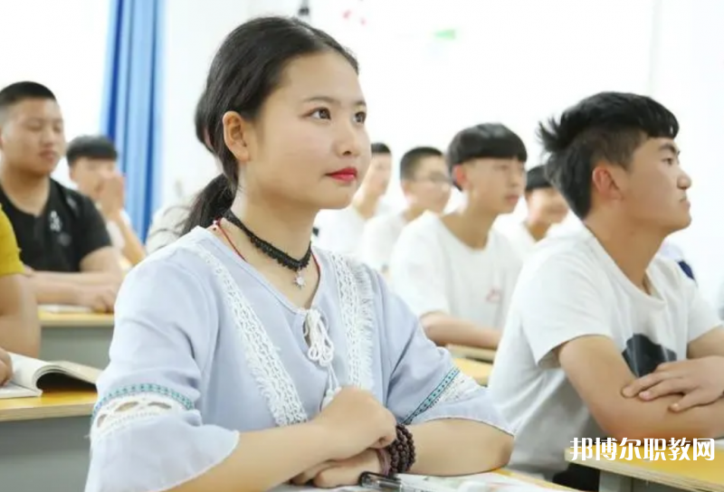 四川2024年上中專學(xué)?？刹豢梢钥即髮W(xué)