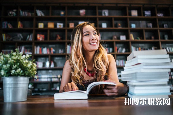 廣西哪里的職業(yè)學校能讀民族服飾設(shè)計與制作專業(yè)