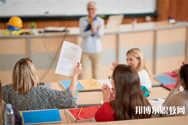 廣西哪里的技工學(xué)校能讀計(jì)算機(jī)應(yīng)用技術(shù)(動漫與平面設(shè)計(jì))專業(yè)